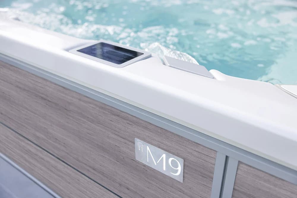 Bullfrog M Series exterior cabinet finish and acrylic shell detail